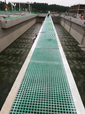 玻璃鋼平臺(tái)與格柵在污水處理及其他領(lǐng)域的應(yīng)用與搭建